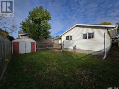 368 Mcmaster Cres, House other with 3 bedrooms, 2 bathrooms and null parking in Saskatoon SK | Image 2