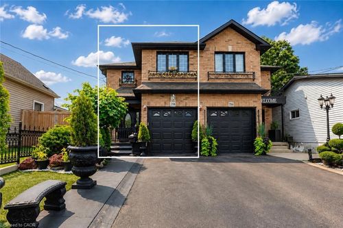 218 Macaulay St E, Hamilton, ON, L8L3X8 | Card Image