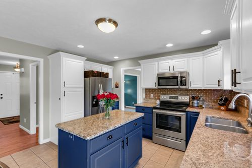 210 Goldenrod Dr, Savoy, IL, 61874-9333 | Card Image