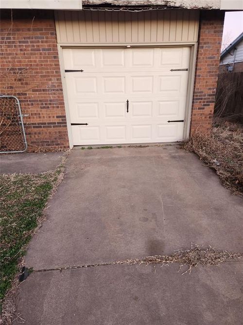339 S Franklin St, Ponca City, OK, 74601-4912 | Card Image