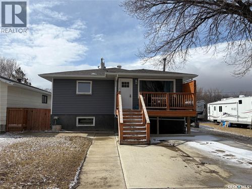643 3rd St W, Shaunavon, SK, S0N2M0 | Card Image