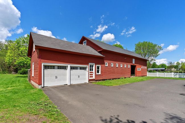 Well maintained horse barn with 2 car garage. | Image 36