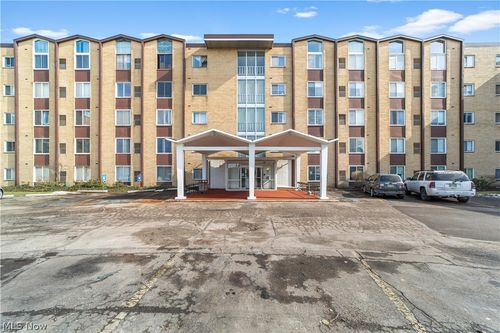 25735 Lorain Rd, North Olmsted, OH, 44070-3331 | Card Image