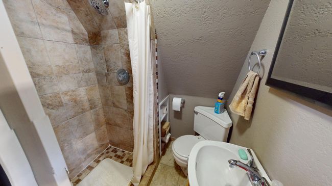 Upper Bathroom | Image 23