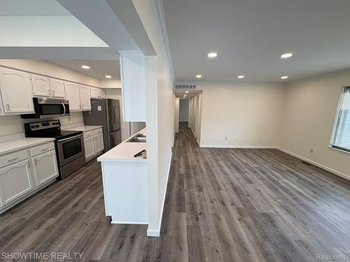 143 Meadow Lane Cir, Rochester Hills, MI, 48307-3070 | Card Image