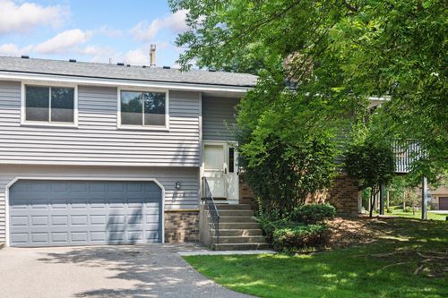 1042 Pontiac Ln, Chanhassen, MN, 55317-9449 | Card Image