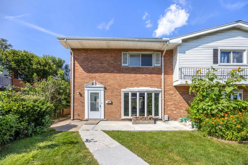 a-8812 Dee Rd, Des Plaines, IL, 60016-7601 | Card Image