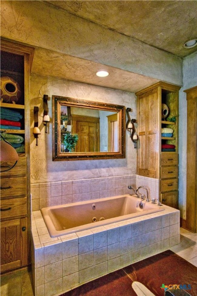 521 Bluff Creek Rd, Home with 3 bedrooms, 4 bathrooms and null parking in Center Point TX | Image 23