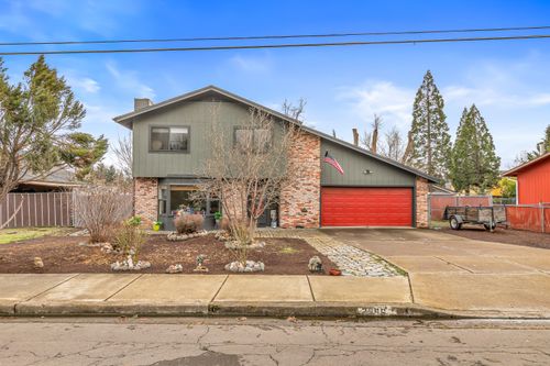 2556 Dellwood Ave, Medford, OR, 97504-8106 | Card Image