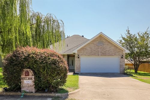 1643 Oxford Dr, Kaufman, TX, 75142-9462 | Card Image