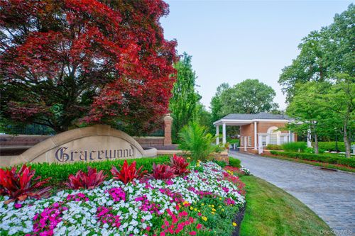 41 Evergreen Cir, Manhasset, NY, 11030-3934 | Card Image