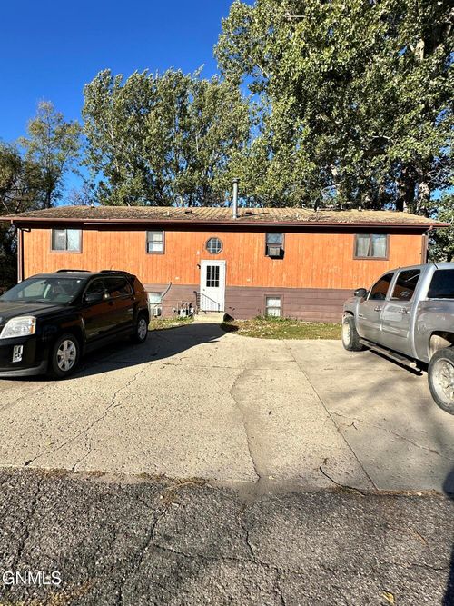 1513 3rd Ave Nw, Jamestown, ND, 58401-2390 | Card Image