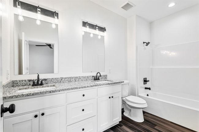 Double vanity in primary bathroom | Image 18