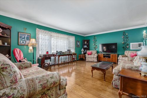 647 Seamans Neck Rd, Seaford, NY, 11783-1131 | Card Image