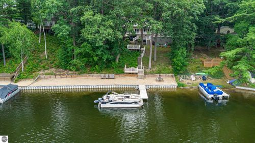 7670 Five Lakes Dr, Farwell, MI, 48622-9417 | Card Image