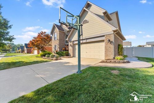 19300 Holdren St, Rockwood, MI, 48173-9307 | Card Image