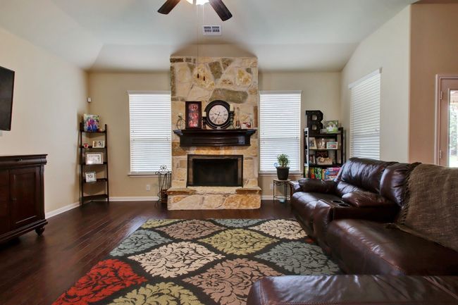 323 Chisholm Trl, House other with 4 bedrooms, 3 bathrooms and null parking in Bastrop TX | Image 4
