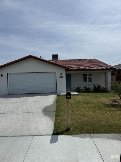 822 Clinton Street, Delano, CA, 93215 | Card Image