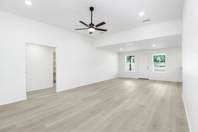 804 Bell St, House other with 3 bedrooms, 2 bathrooms and 2 parking in Coleman TX | Image 4