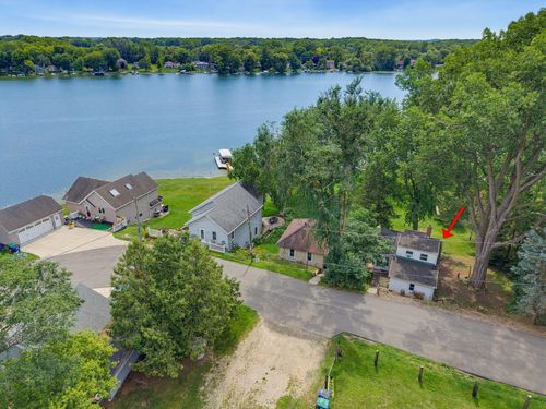 2485 N Wallace Lake Dr, West Bend, WI, 53090-1150 | Card Image