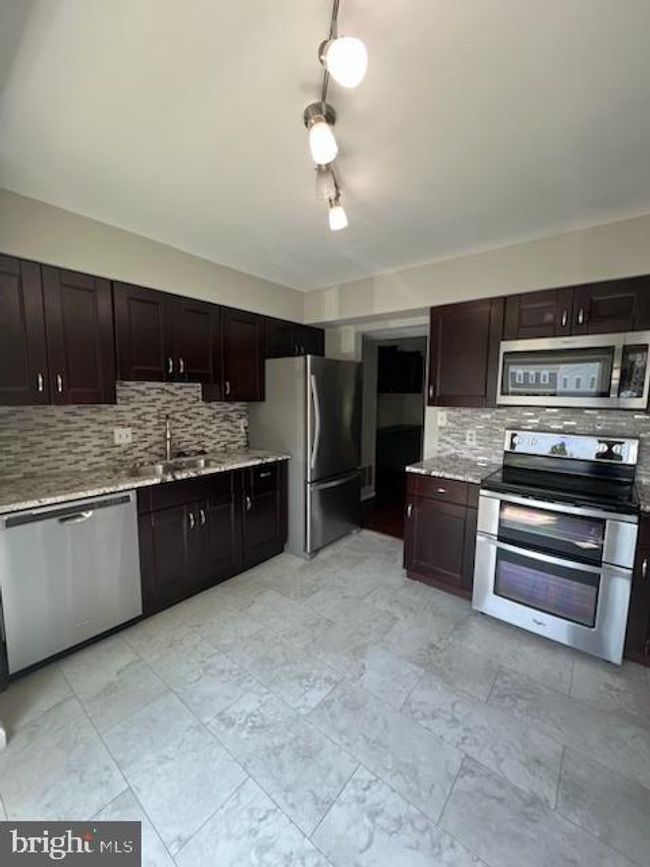 18509 Grackle Way, Townhouse with 3 bedrooms, 4 bathrooms and null parking in GAITHERSBURG MD | Image 4