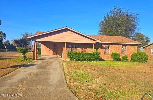206 Hoover St, Belzoni, MS, 39038-4042 | Card Image