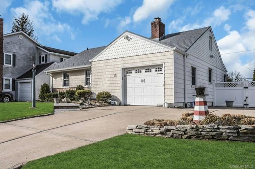 5 Sherwood Rd, Glen Cove, NY, 11542-1518 | Card Image