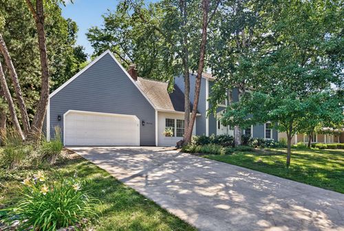 8906 138th Street Ct, Apple Valley, MN, 55124-9522 | Card Image