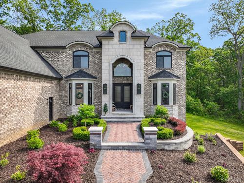 2584 Heights View Ct, Rochester, MI, 48306-4948 | Card Image