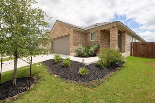200 Outlaw Dr, Liberty Hill, TX, 78642-2527 | Card Image