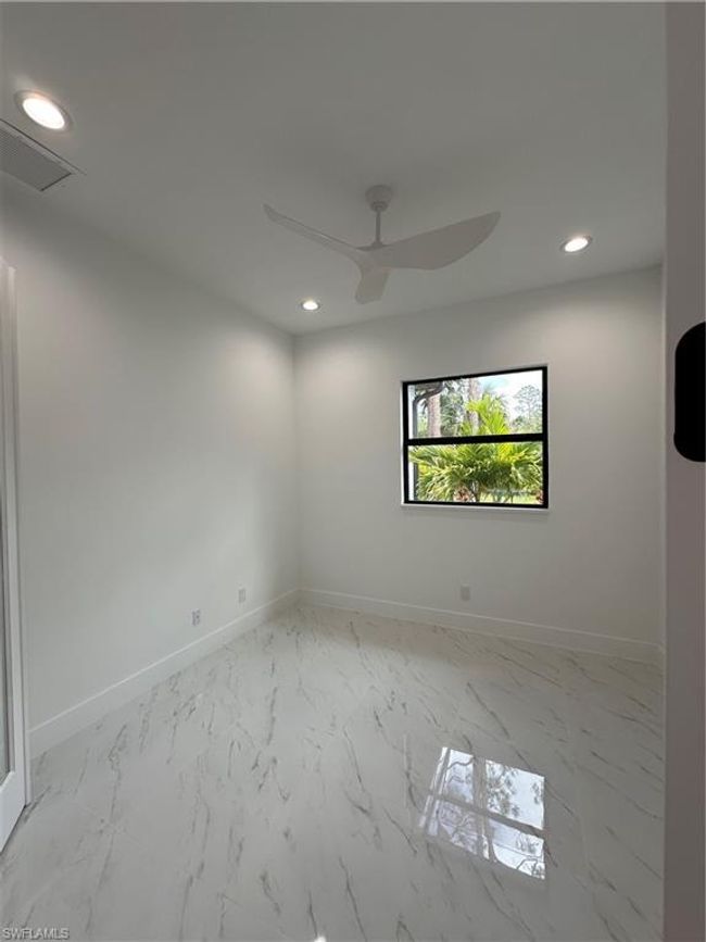 Empty room with ceiling fan | Image 31