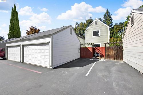 439 Golf Cir W, Manteca, CA, 95337-6509 | Card Image