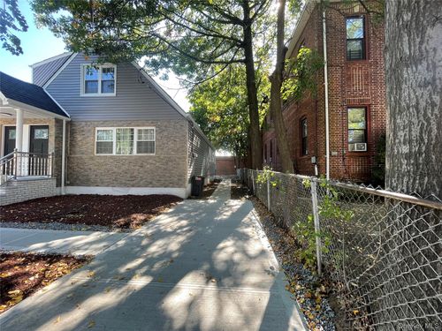 137 Bedell St, Springfield Gardens, NY, 11413-3053 | Card Image