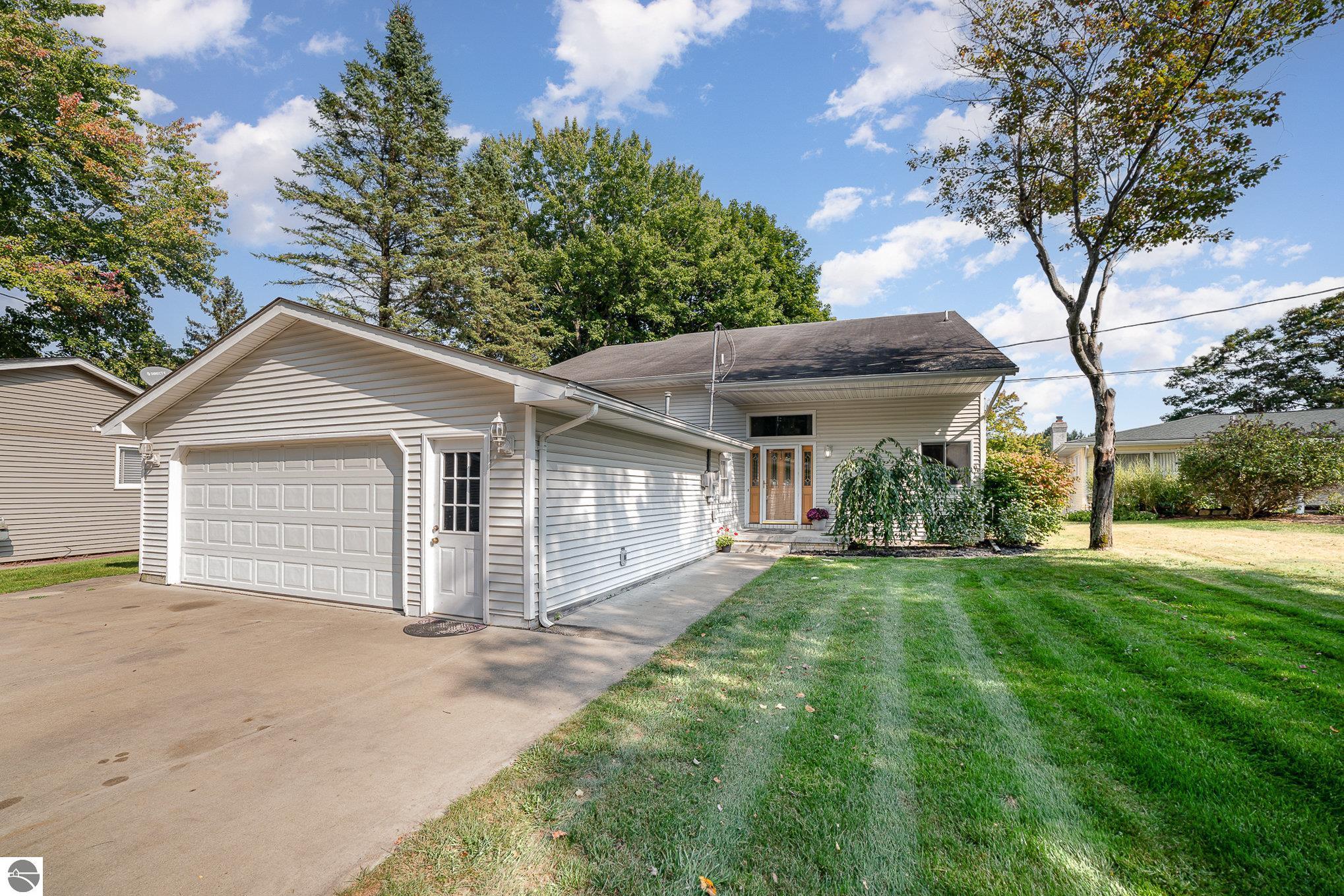 Five Lakes Dr, Farwell, MI 48622