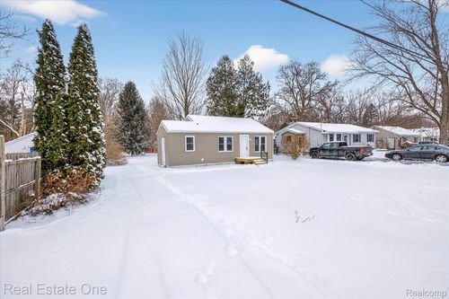 3267 Mills Acres St, Flint, MI, 48506-2130 | Card Image