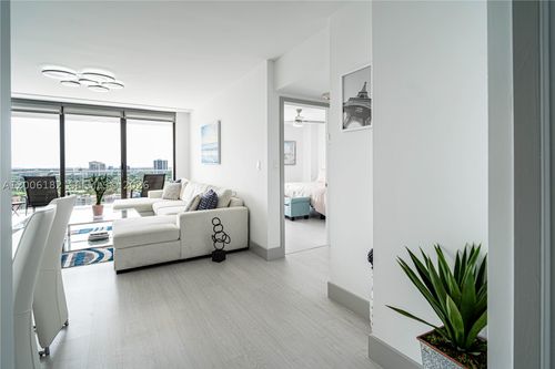 18c-19707 Turnberry Way, Aventura, FL, 33180-2575 | Card Image