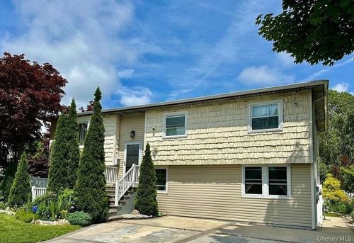 648 Molloy St, Copiague, NY, 11726-1623 | Card Image