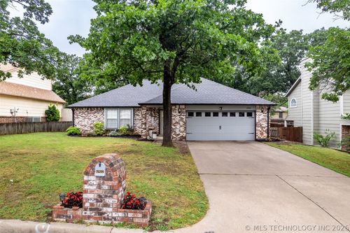6902 Silver Oak Dr, Tulsa, OK, 74107-4042 | Card Image