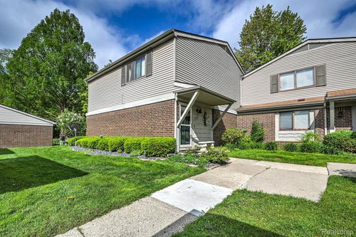 29765 Farmbrook Villa Ln, Southfield, MI, 48034-1040 | Card Image