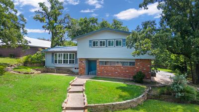 Tri-level home with a front yard | Image 2