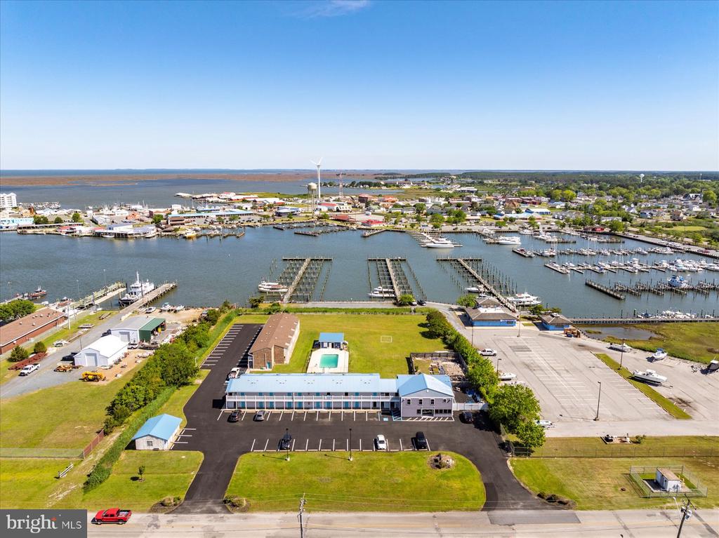 700 Norris Harbor Dr, Crisfield, MD 21817