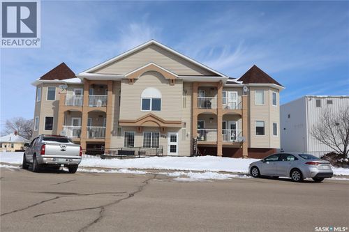 226 3rd Ave W, Assiniboia, SK, S0H | Card Image