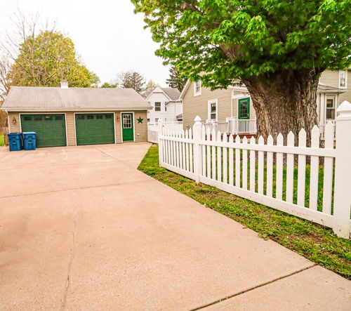 225 Jefferson Ave, Chesterton, IN, 46304-3261 | Card Image