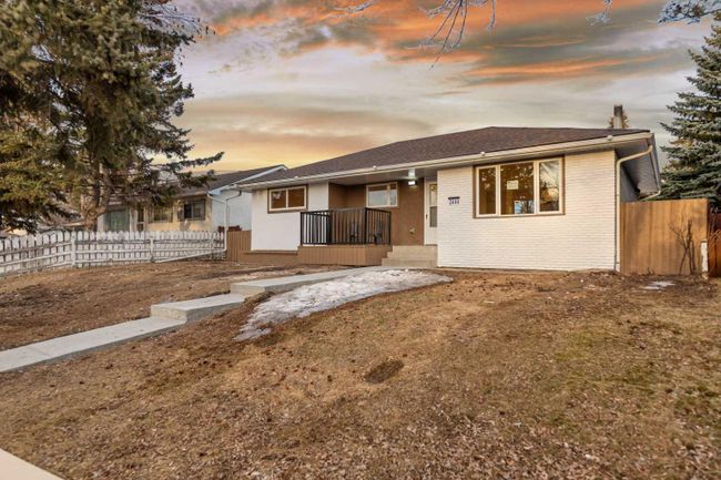 2444 Elmwood Drive Se, Home with 5 bedrooms, 2 bathrooms and 2 parking in Calgary AB | Image 2