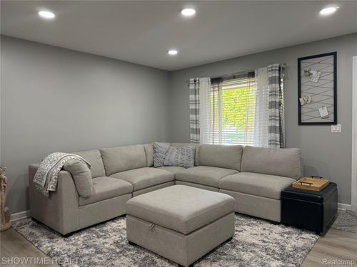 41617 Clayton St, Clinton Twp, MI, 48038-1831 | Card Image