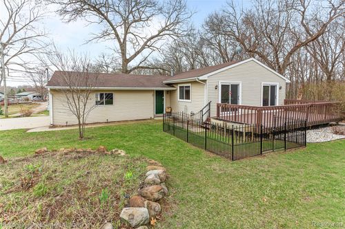 10618 Wolverine Dr, Pinckney, MI, 48169-8878 | Card Image