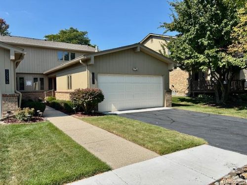 12372 Pinecrest Dr, Plymouth, MI, 48170-3061 | Card Image