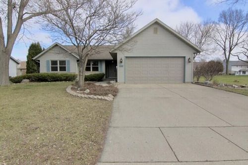 702 Oakwood Ln, Watertown, WI, 53094-6047 | Card Image