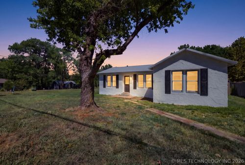 329 W Oak St, Coweta, OK, 74429-2125 | Card Image
