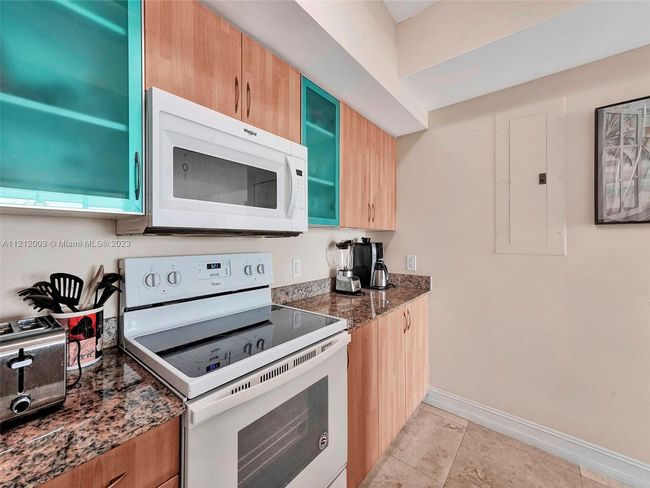 APT-806 - 17555 Atlantic Blvd, Condo with 2 bedrooms, 2 bathrooms and null parking in Sunny Isles Beach FL | Image 9